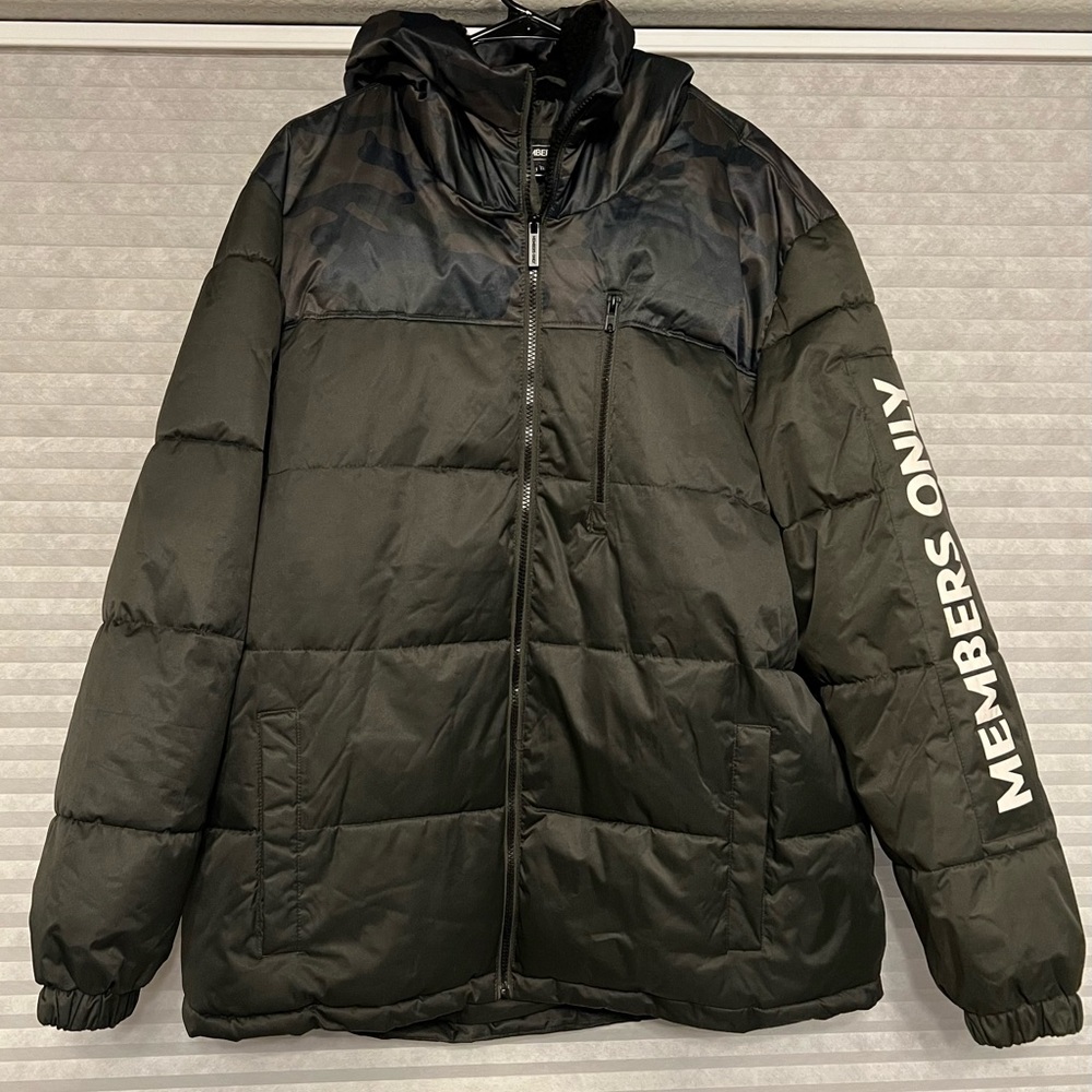 MEMBERS ONLY. Men’s jacket. Camo. Size XL.